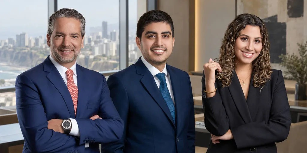 Da esquerda para a direita: Sergio Barboza, Ricardo Mercado Espinosa e Alexandra del Río Cárdenas, integrantes da equipe do DLA Piper Peru que participou do financiamento de US$ 1,125 bilhão para a Gerdau